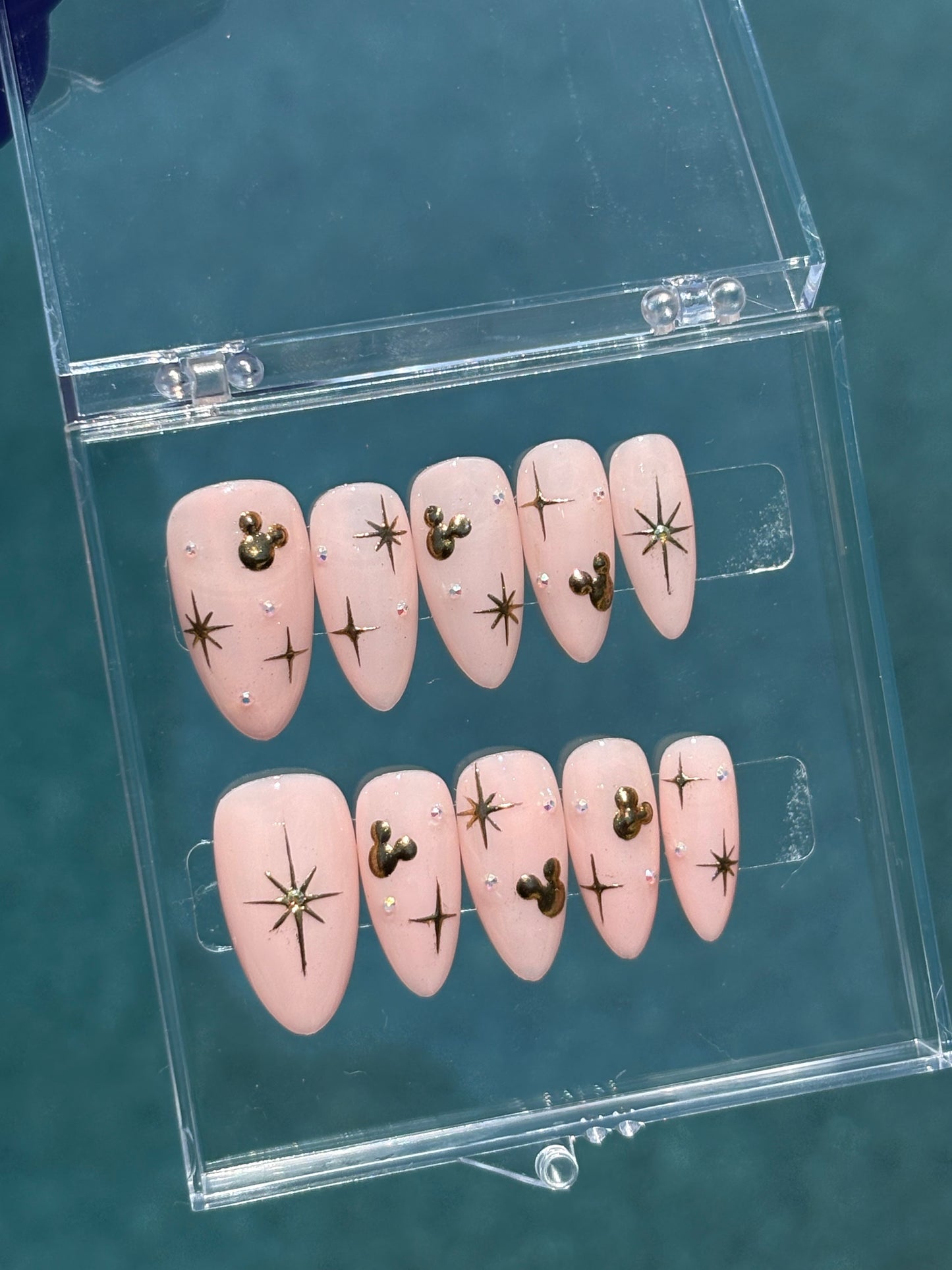 Minimalist miickey | medium Almond