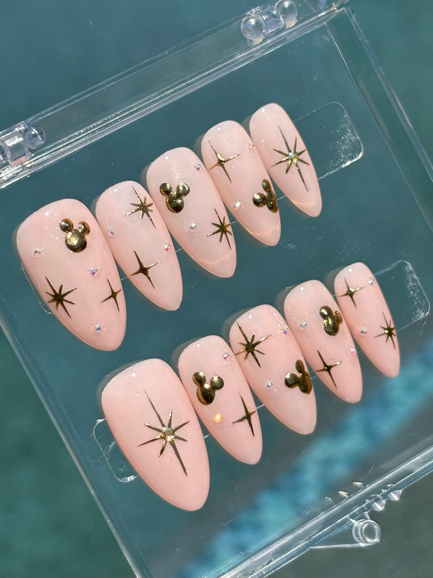 Minimalist miickey | medium Almond